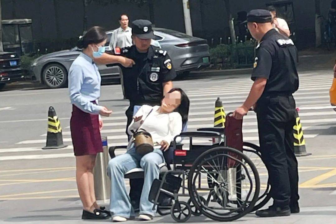 温暖接力丨安保、导医携手护送患者，家属连声道谢：服务真暖心！:安保服务