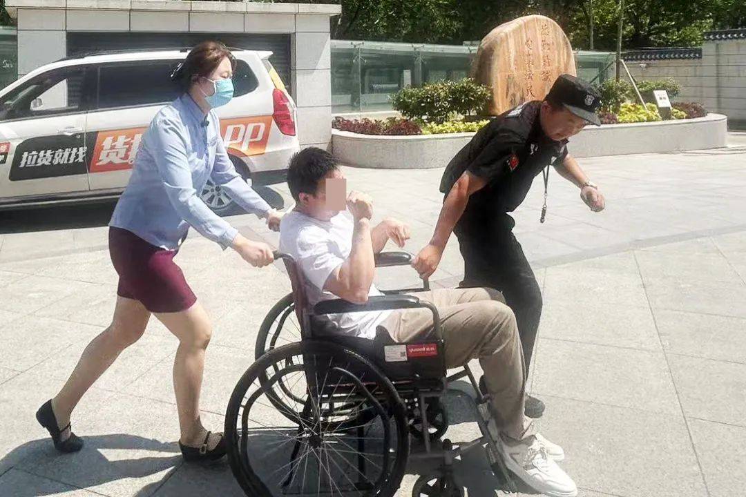 温暖接力丨安保、导医携手护送患者<strong></p>
<p>安保服务
</strong>，家属连声道谢：服务真暖心！:安保服务
