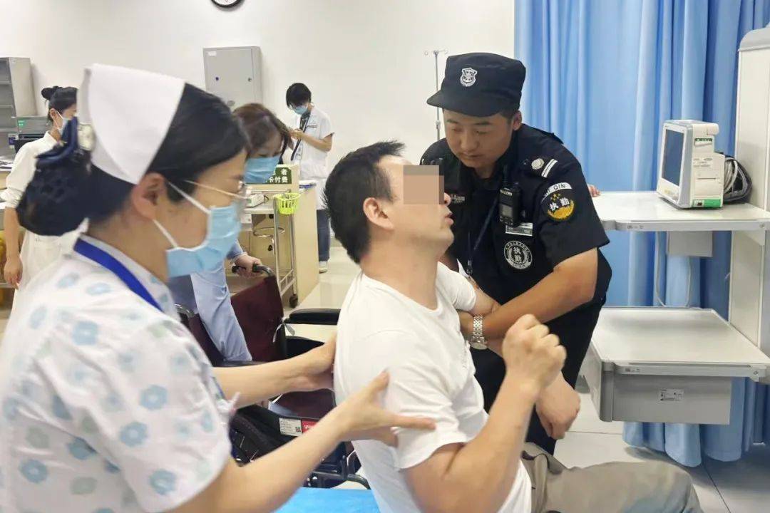 温暖接力丨安保、导医携手护送患者<strong></p>
<p>安保服务
</strong>，家属连声道谢：服务真暖心！:安保服务
