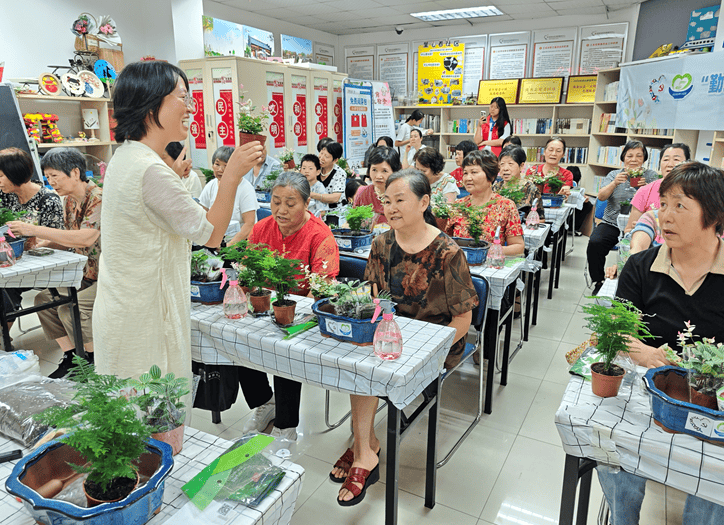 园山街道保安社区开展多元手工践行老年友好服务“四有一无”:保安服务
