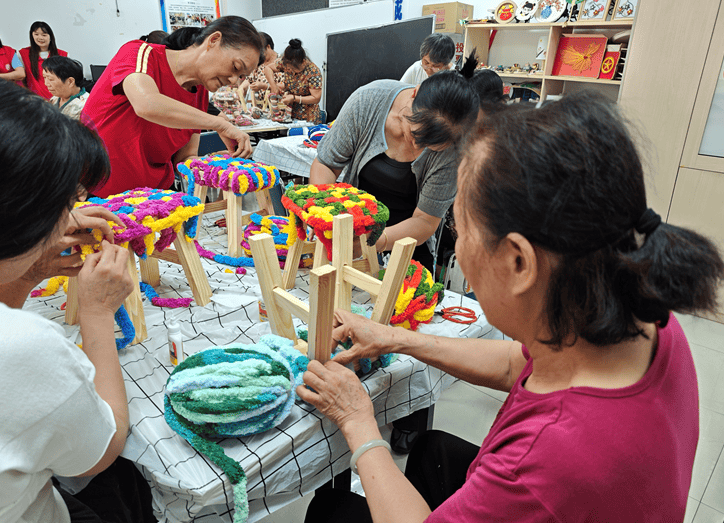 园山街道保安社区开展多元手工践行老年友好服务“四有一无”:保安服务
