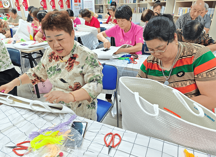 园山街道保安社区开展多元手工践行老年友好服务“四有一无”:保安服务
